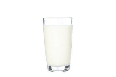 Beyaz arka planda izole taze süt ile Cam