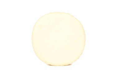 Beyaz arka planda izole lezzetli suluguni peynir