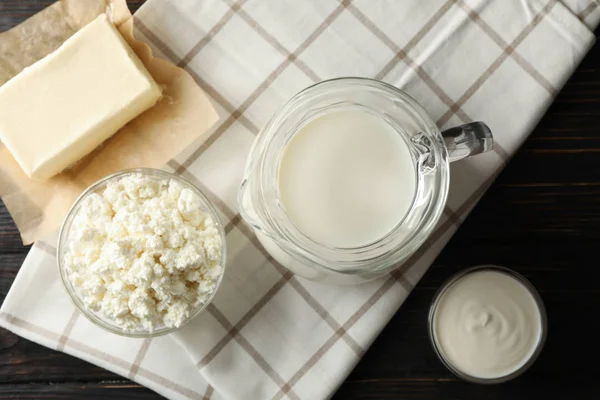 Färska mejeriprodukter och handduk på trä bakgrund, uppifrån — Stockfoto