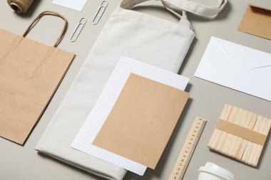 Mockup. Gri arka planda kurumsal kırtasiye, kopyalama alanı