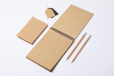 Beyaz arka plan üzerinde boş kırtasiye ile Kompozisyon, alan