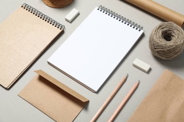 Mockup. Gri arka planda kurumsal kırtasiye, kopyalama alanı