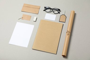 Mockup. Gri arka planda kurumsal kırtasiye ve gözlük, polis