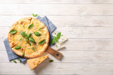 Havlu, tahta, ahşap arka plan üzerinde fesleğen ile peynir pizza, kopya