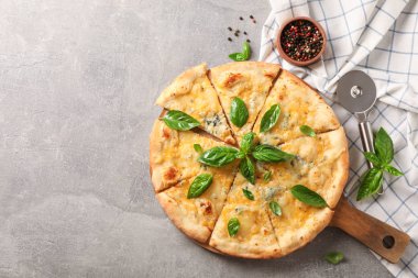 Fesleğen, kesici ve gri arka plan üzerinde baharat ile Peynir pizza, c