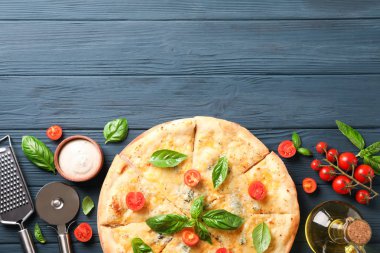 Ahşap arka plan üzerinde Peynir pizza ve malzemeler, kopya alanı