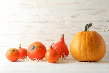 Beyaz ahşap arka plan üzerinde Kabaklar, metin için alan