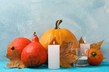 Ahşap arka plan üzerinde kabak ve mumlar ile Kompozisyon, metin için alan