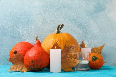 Ahşap arka plan üzerinde kabak ve mumlar ile Kompozisyon, metin için alan