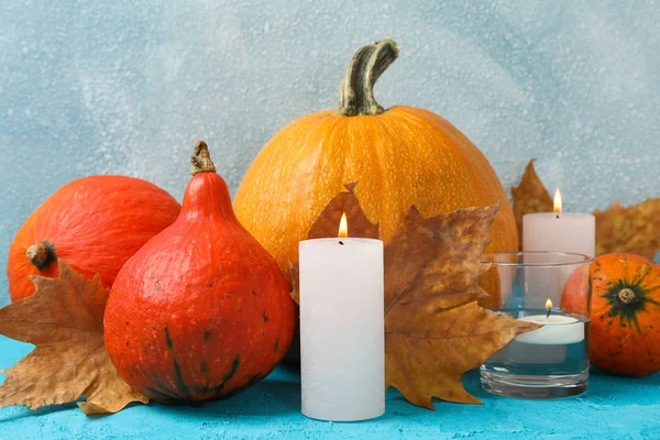 Ahşap arka plan üzerinde kabak ve mumlar ile Kompozisyon, metin için alan