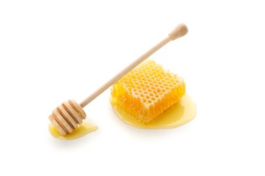 Bal peteği ve dipper beyaz arkaplanda izole edildi