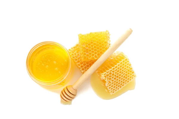 Pedaços de favo de mel, jarra de vidro e dipper isolado na parte traseira branca — Fotografia de Stock