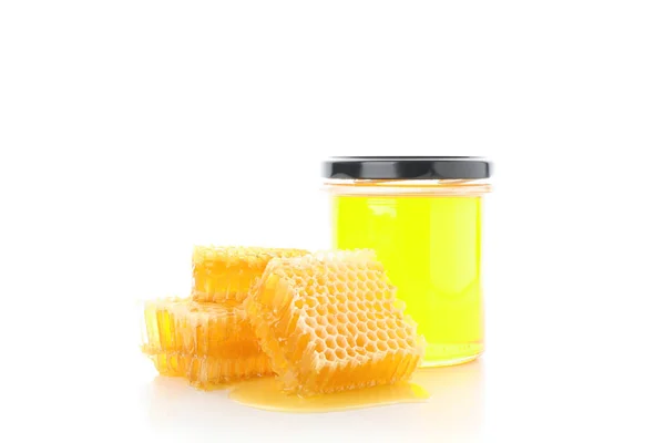 Pedaços de favo de mel e jarra de vidro com mel isolado em b branco — Fotografia de Stock