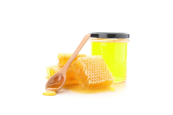 Stukjes honingraat, glazen pot en lepel geïsoleerd op witte ACHTERG — Stockfoto