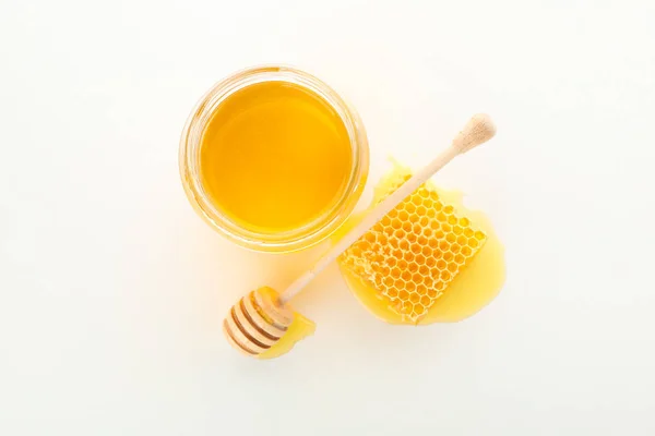 Pot en verre, nid d'abeille et trempette isolé sur fond blanc — Photo