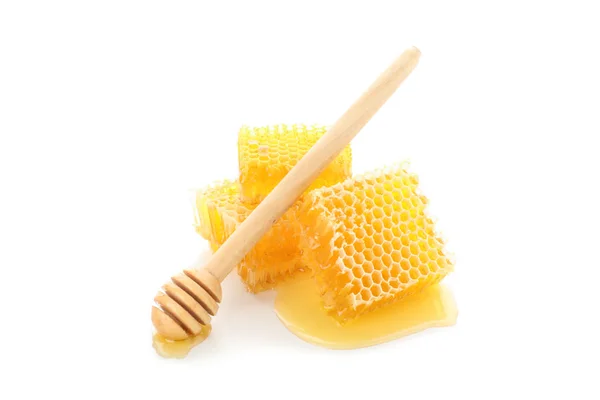 Stukjes honingraat en Dipper geïsoleerd op witte achtergrond — Stockfoto