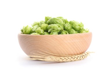 Beyaz arka plan üzerinde izole hop ile Spikelets ve ahşap kase