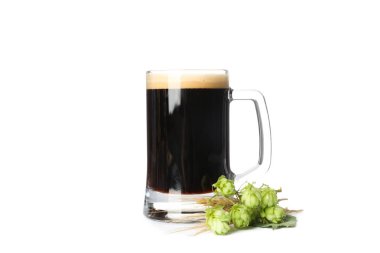 Bira bardağı, hop ve sivri uçlar beyaz arka plan üzerinde izole