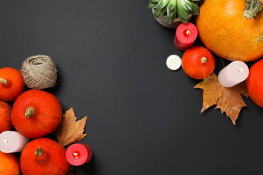 Siyah backgro üzerinde kabak, yaprak ve sulu ile Kompozisyon