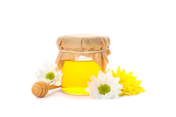 Frasco de vidro com mel, crisântemo, camomila e dipper isolat — Fotografia de Stock