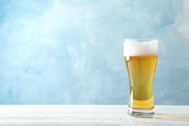 Ahşap masada bira ile Mag, metin için alan