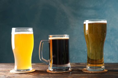 Ahşap masada bira ile farklı kupalar, kopya alanı