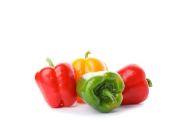 Farklı biber beyaz arka plan üzerinde izole