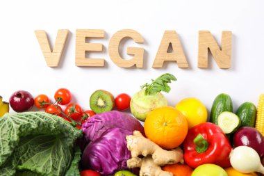 Kelime Vegan, farklı sebze ve meyve beyaz ba izole