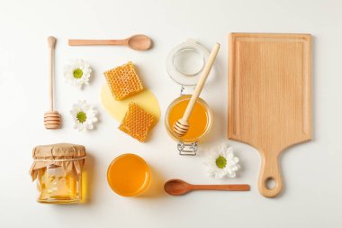 Düz yatıyordu. Bal, dipper, kaşık ve beyaz arka plan üzerinde tahta, sp