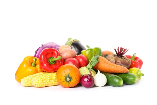 Composition avec légumes mûrs isolés sur fond blanc — Photo