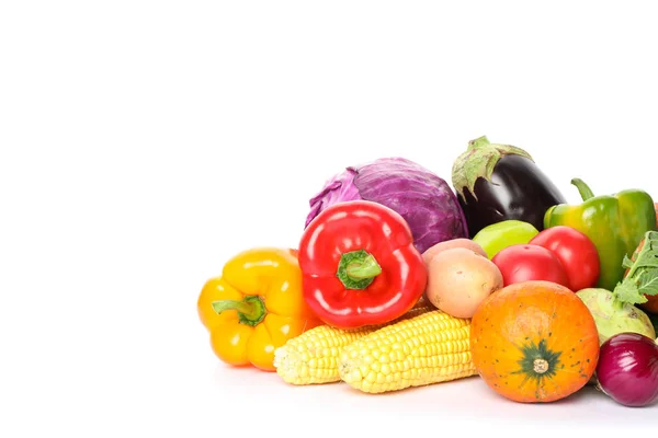 Composición con verduras maduras aisladas sobre fondo blanco — Foto de Stock