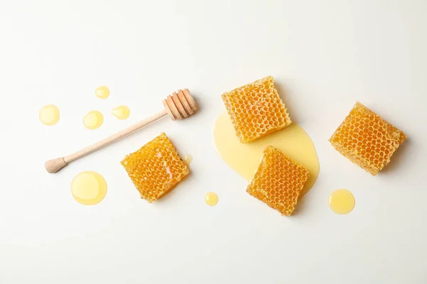 Honeycoms y dipper sobre fondo blanco, espacio para texto — Foto de Stock