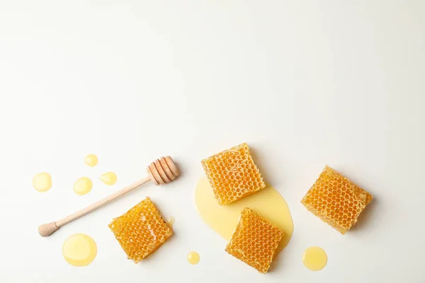 Honeycombs i Dipper na białym tle, miejsce na tekst — Zdjęcie stockowe