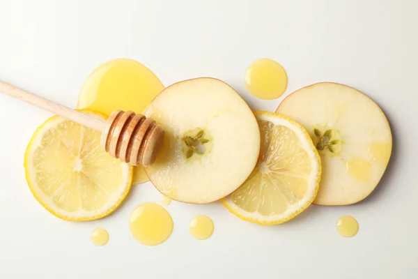 Osa, miel, manzana y rodajas de limón sobre fondo blanco, arriba v — Foto de Stock