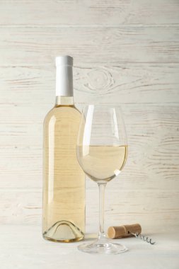 Mantar, şişe ve beyaz ahşap arka plan üzerinde şarap ile cam