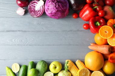 Ahşap arka planda farklı sebze ve meyveler, kopyalama alanı