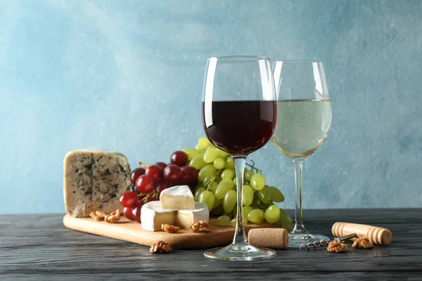 포도, 치즈, 코르크 스크류, 와인 과 안경, 나무 백그룬 — 스톡 사진
