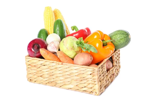 Wiklinowy kosz z warzywami na białym tle — Zdjęcie stockowe
