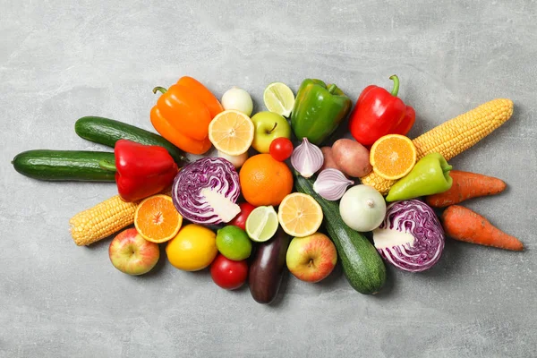 Diferentes verduras y frutas sobre fondo gris, vista superior —  Fotos de Stock