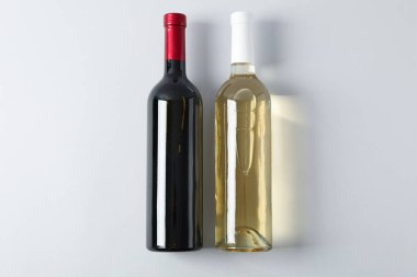 Gri arka planda şarap içeren şişeler, metin için alan