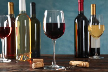 Tirbuşon, şişe ve şarap ile camlar ahşap masada karşı