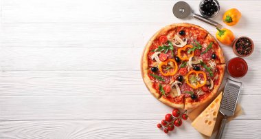 Lezzetli pizza ve beyaz ahşap arka plan üzerinde malzemeler, kopya