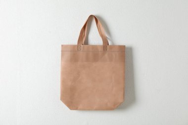 Beyaz arka plan üzerine tote pamuk torba, metin için alan