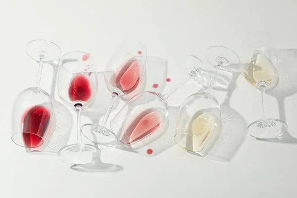 Flache Lagekomposition. Gläser mit verschiedenen Weinen auf weißem Rücken — Stockfoto