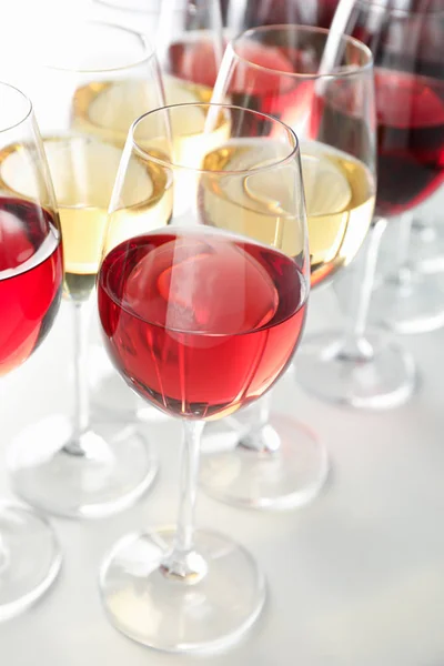 Gläser mit unterschiedlichem Wein auf weißem Hintergrund, Nahaufnahme — Stockfoto