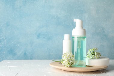 Losyon, allium çiçekler, beyaz arka plan üzerinde sünger ve krem, co