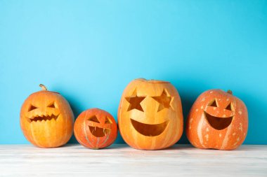 Tahta arka planda Cadılar Bayramı balkabağı. Cadılar Bayramı konsepti