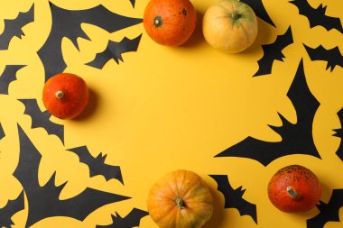 Renkli arka planda dekoratif siyah yarasalar ve kabaklar, kopya spa