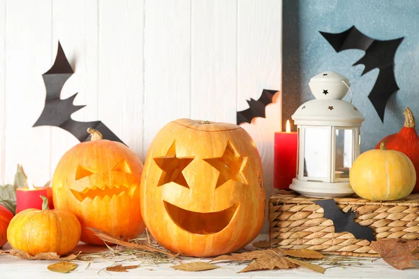 Calabazas y velas de Halloween sobre fondo de madera. Halloween c —  Fotos de Stock