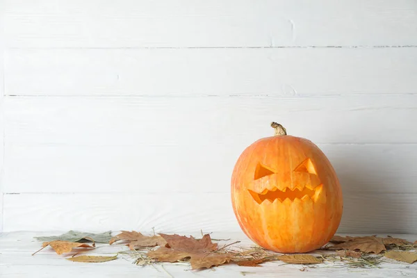 Halloween dekorativa pumpa på trä bakgrund, kopiera utrymme — Stockfoto